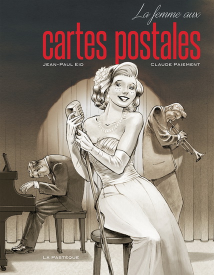 femme aux cartes postales